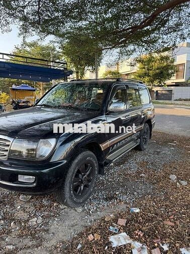 Toyota Land Cruiser Đen 8 chỗ Xăng