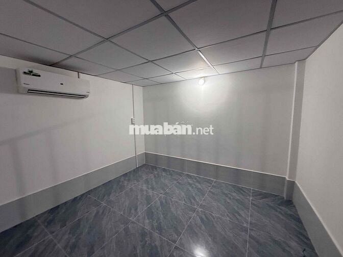 Phòng rộng 24m2 Hẻm 11, Nguyễn Văn Linh. Kế bên Khu CBGV