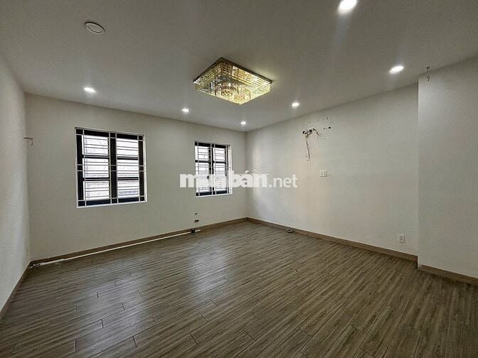 Nguyên sàn lầu 1 có thang máy máy lạnh giá 12tr