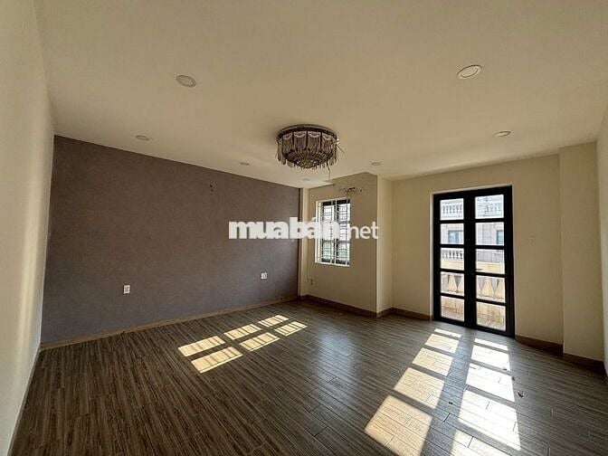 Nguyên sàn lầu 1 có thang máy máy lạnh giá 12tr