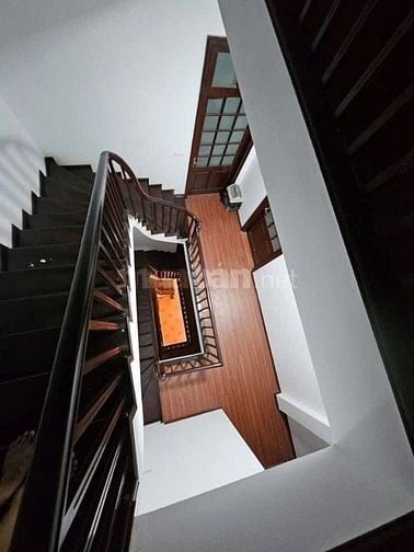 Nhà 4T bề thế vị trí đẹp P/Lô Hoàng Cầu-Nguyễn Phúc Lai vỉa hè oto đỗ