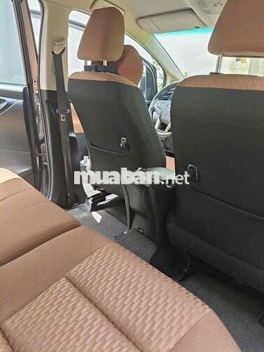Toyota Innova 7 chỗ màu Đồng