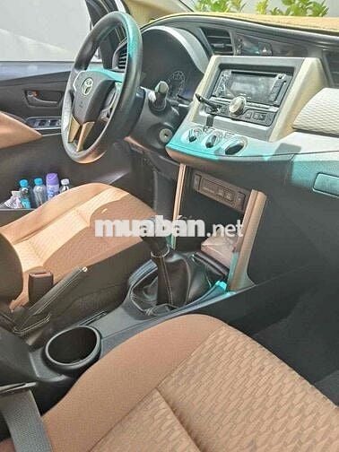Toyota Innova 7 chỗ màu Đồng