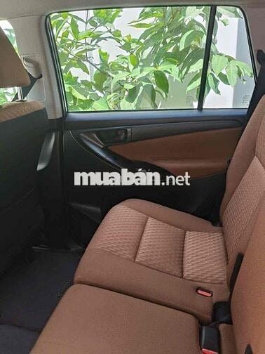 Toyota Innova 7 chỗ màu Đồng