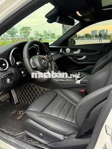 Mercedes-Benz C300 Trắng 5 chỗ