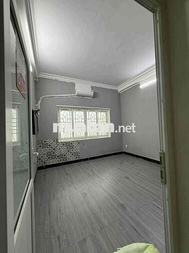 Phòng cho thuê có sẵn máy lạnh bao điện nước