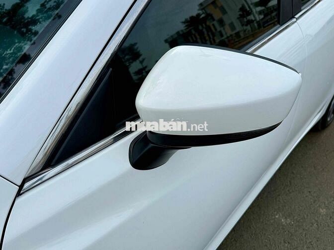 Mazda 6 2.0 Premium 2017 Trắng 10 vạn km
