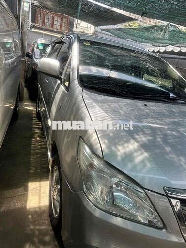 Toyota Innova G AT 2014 Tự động Bạc rin từ nắp cò