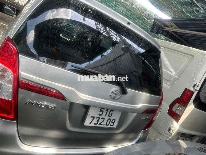 Toyota Innova G AT 2014 Tự động Bạc rin từ nắp cò