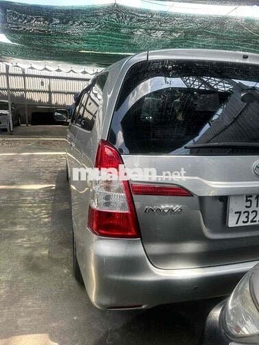Toyota Innova G AT 2014 Tự động Bạc rin từ nắp cò