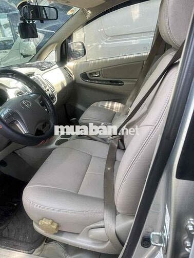 Toyota Innova G AT 2014 Tự động Bạc rin từ nắp cò