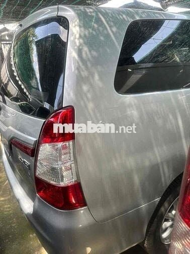 Toyota Innova G AT 2014 Tự động Bạc rin từ nắp cò
