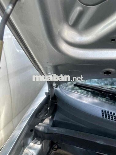Toyota Innova G AT 2014 Tự động Bạc rin từ nắp cò