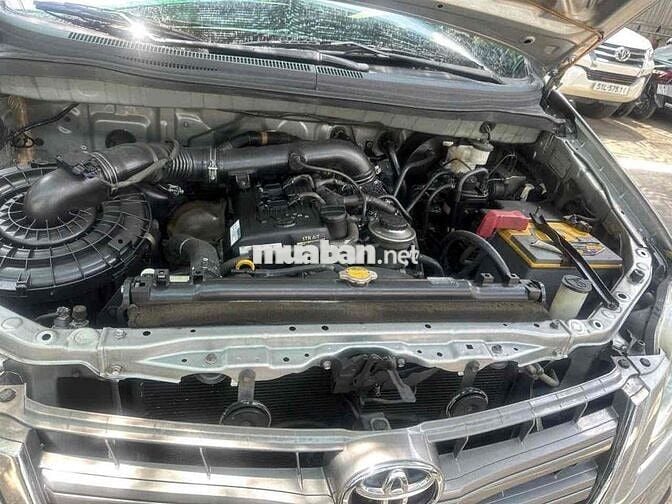 Toyota Innova G AT 2014 Tự động Bạc rin từ nắp cò