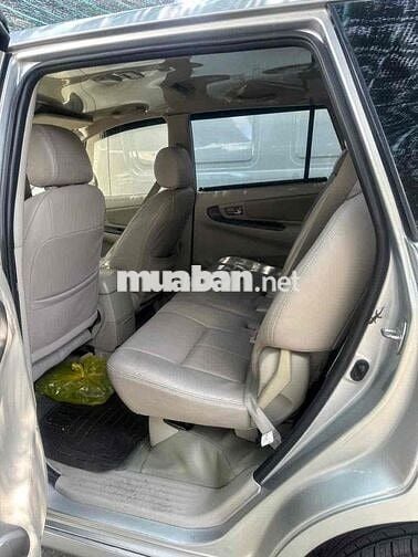 Toyota Innova G AT 2014 Tự động Bạc rin từ nắp cò