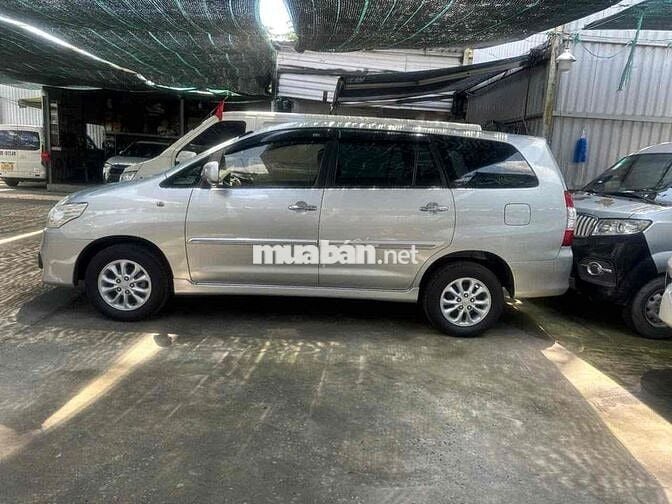 Toyota Innova G AT 2014 Tự động Bạc rin từ nắp cò
