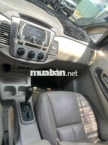 Toyota Innova G AT 2014 Tự động Bạc rin từ nắp cò