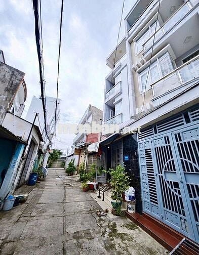 nhà cao hẻm xe ôtô có 5 phòng 6 wc sân thượng . gần chở trường học  