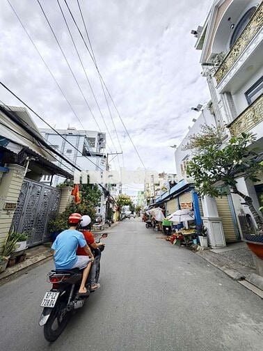 nhà cao hẻm xe ôtô có 5 phòng 6 wc sân thượng . gần chở trường học  
