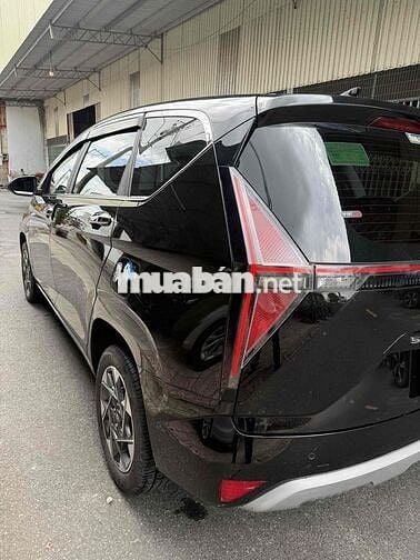Hyundai Stargazer 1.5CC bản 6 ghế Thương Gia Đen