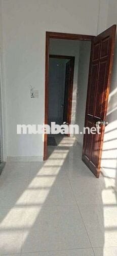 nhà 1 lầu 2 phòng ngủ 2 tollet.sơn mới sạch sẽ 