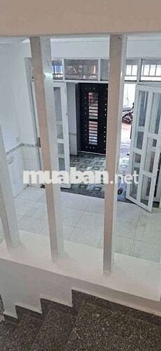 nhà 1 lầu 2 phòng ngủ 2 tollet.sơn mới sạch sẽ 