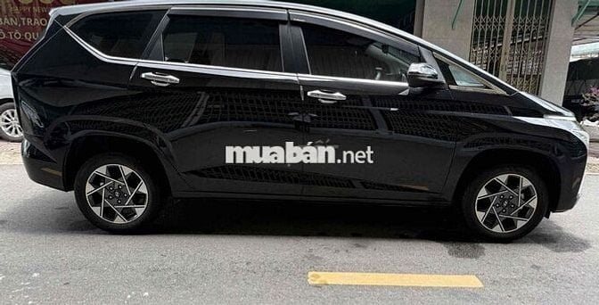 Hyundai Stargazer 1.5CC bản 6 ghế Thương Gia Đen