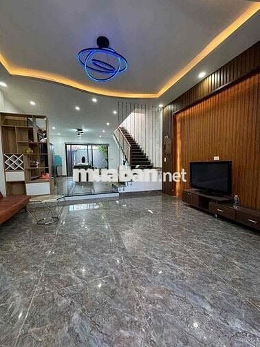 NHÀ KIỆT NGUYỄN HUY TƯỞNG - LIÊN CHIỂU 2 TẦNG XINH XẮN CÓ SÂN VƯ