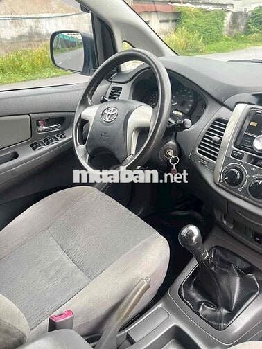 TOYOTA INNOVA 2.0E MT 2013 - MÀU BẠC