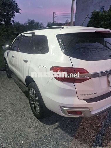 Ford Everest Titanium 2021 Trắng 7 chỗ