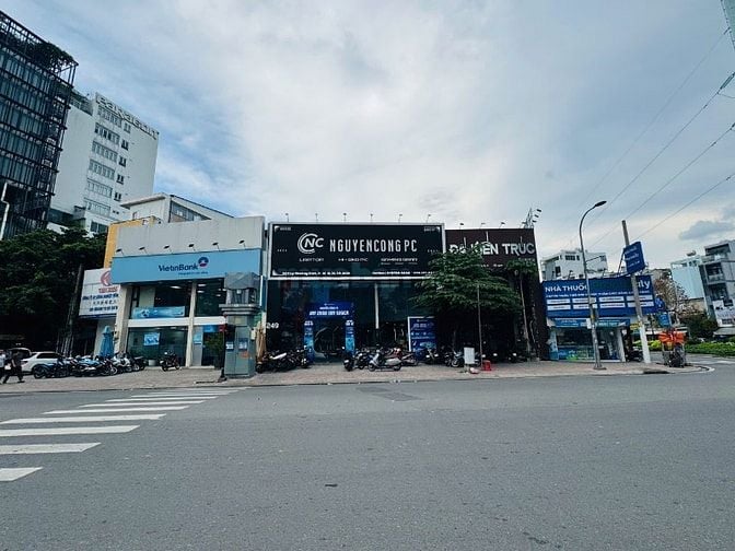 Cho thuê nhà  249  Lý Thường Kiệt, Quận 10, Giá : 165 triệu/tháng