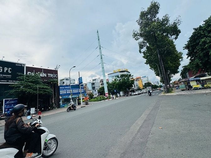 Cho thuê nhà  249  Lý Thường Kiệt, Quận 10, Giá : 165 triệu/tháng