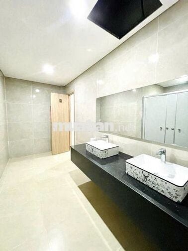 330m2 mặt tiền 11m, vỉa hè 10m, chỉ 40tr, toilet riêng kd tự do