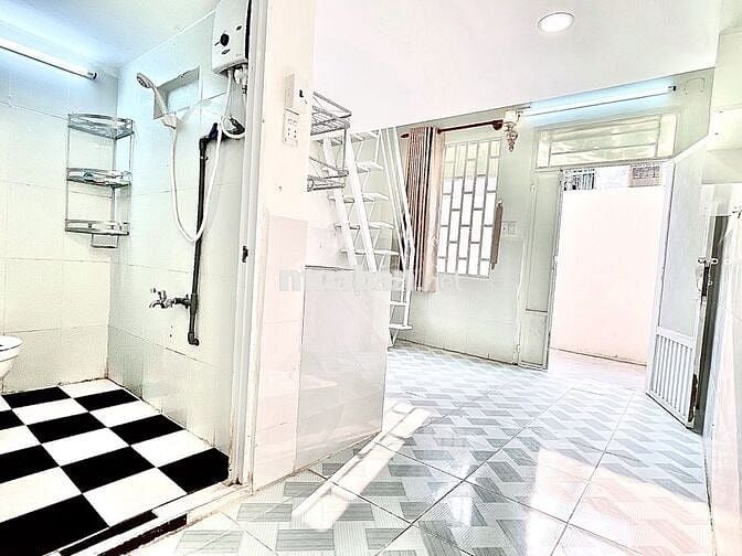 PHÒNG MỚI CÓ GÁC ĐÚC BÊ TÔNG, TOILET VÀ BẾP RIÊNG, MÁY LẠNH, NƯỚC NÓNG