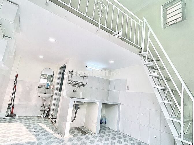 PHÒNG MỚI CÓ GÁC ĐÚC BÊ TÔNG, TOILET VÀ BẾP RIÊNG, MÁY LẠNH, NƯỚC NÓNG