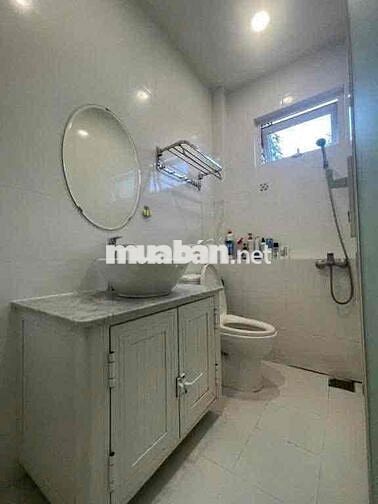 Cho thuê nhà 1 trệt lầu sân đậu ô tô sau Lưng Gigamaill Phạm Văn Đồng