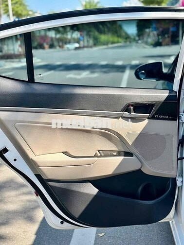 Hyundai Elantra 2018 Tự động 72.000km Trắng