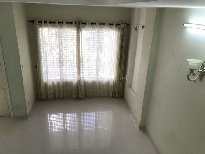Nhà cho thuê Làng Đại Học B .Phuớc Kiển ,Dt: 5,5x16, 3lầu. Giá:15tr/th