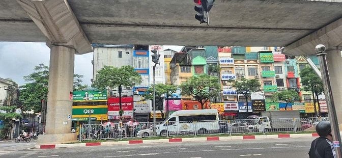 Bán nhà cấp 4 mặt phố hồ tùng mậu . Dt. 30 m . 2 măt đường trươc sau .