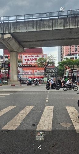 Bán nhà cấp 4 mặt phố hồ tùng mậu . Dt. 30 m . 2 măt đường trươc sau .