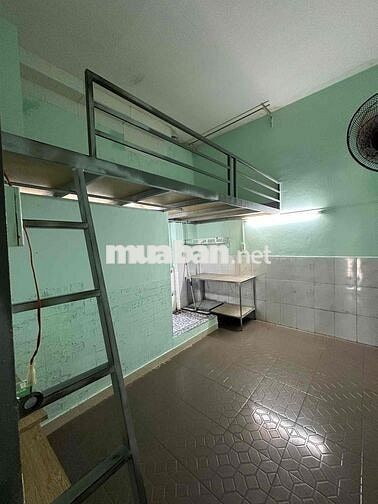 phòng có gác đối diện bến xe miền đông