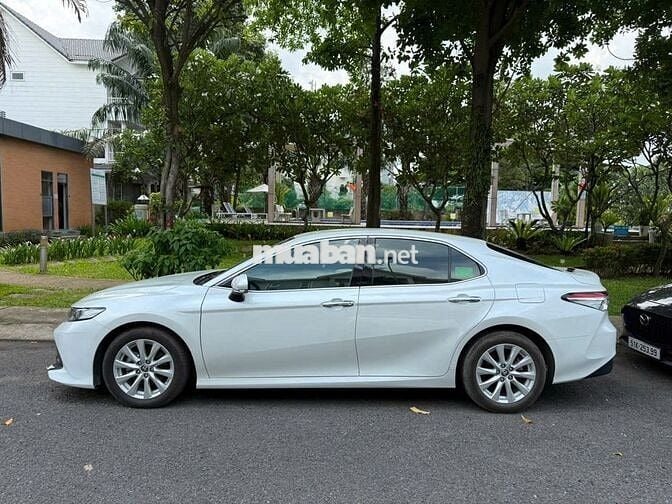 Toyota Camry 2.0G 2021 Trắng ngọc trai, 9 hãng