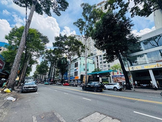 Cho thuê nhà GÓC 3MT 286 An Dương Vương, Quận 5, Giá: 300 triệu/tháng