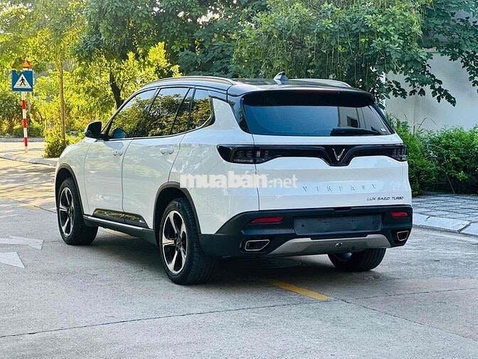 VinFast Lux SA Base 2.0 AT sản xuất 2021