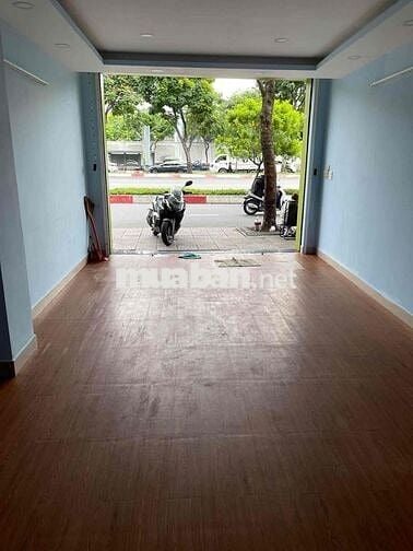 Cho thuê nhà mặt tiền Phạm Văn Đồng, 4 tầng, vị trí kinh doanh đẹp