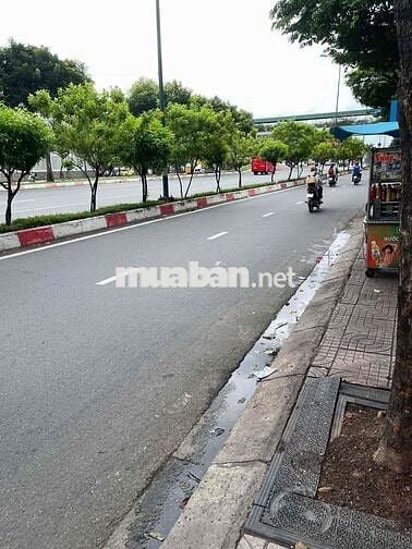 Cho thuê nhà mặt tiền Phạm Văn Đồng, 4 tầng, vị trí kinh doanh đẹp