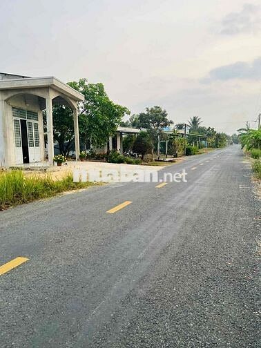 300 m2 lúa ngang 5 hậu 50 mặt tiền nhựa