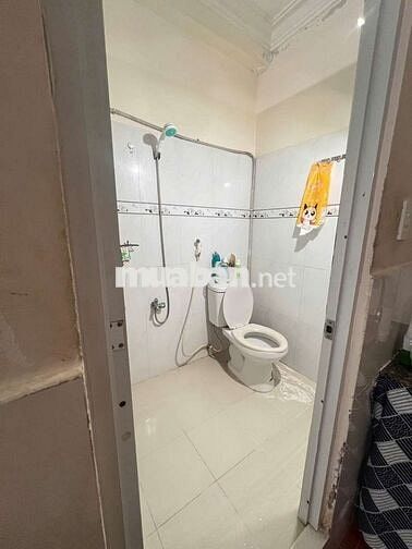 phòng trị 15m2 có máy lạnh  giờ giấc tự do