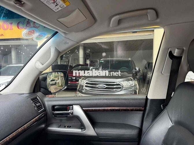 Toyota Land Cruiser VX V8 Đen Nhập khẩu
