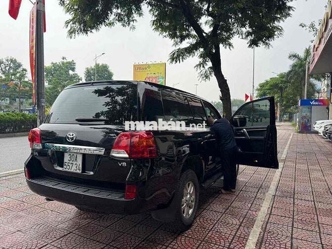 Toyota Land Cruiser VX V8 Đen Nhập khẩu